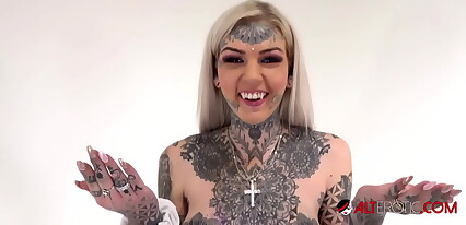 Tattooed Amber Luke rides the tremor for the first time